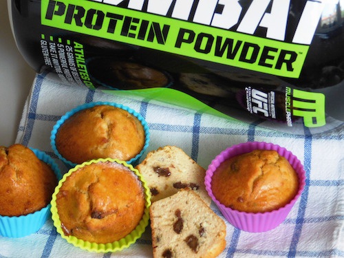 Proteinové muffiny s rozinkami provoněné skořicí. Combat whey protein.