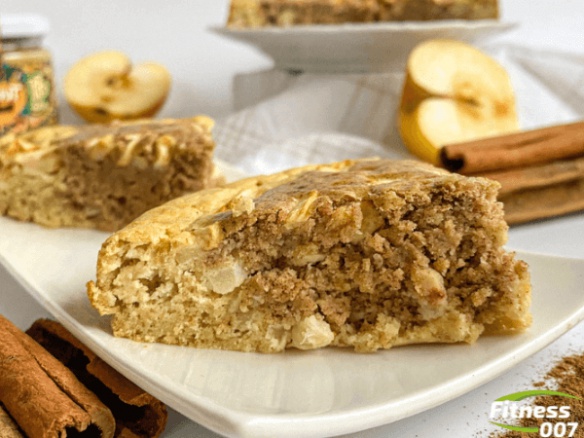 Zdravý dezert ke kávě | Skořicový koláč s jablíčky a arašídovým krémem