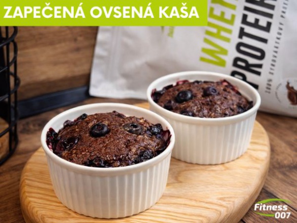 Zapečená ovesná kaše s borůvkami: rychlá proteinová snídaně do krabičky.