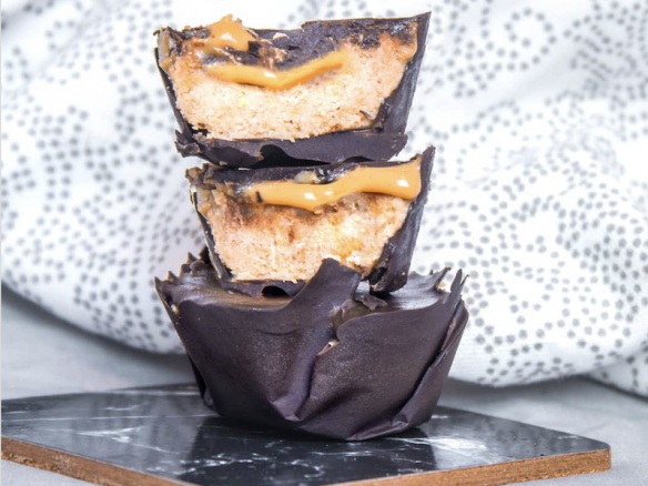 RECEPT: Nepečené proteinové snickers košíčky. Pro milovníky arašídového másla.