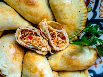 Zdravé kuřecí empanadas. Španělské oblíbené jídlo.